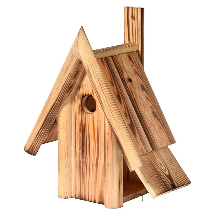 Dobar Nistkasten - L x B x H: 25,5 x 17,5 x 33 cm, Braun, Holz - Detailaufnahme eines rustikalen Vogelhauses aus Holz mit markanter Maserung und einem runden Eingangsloch.