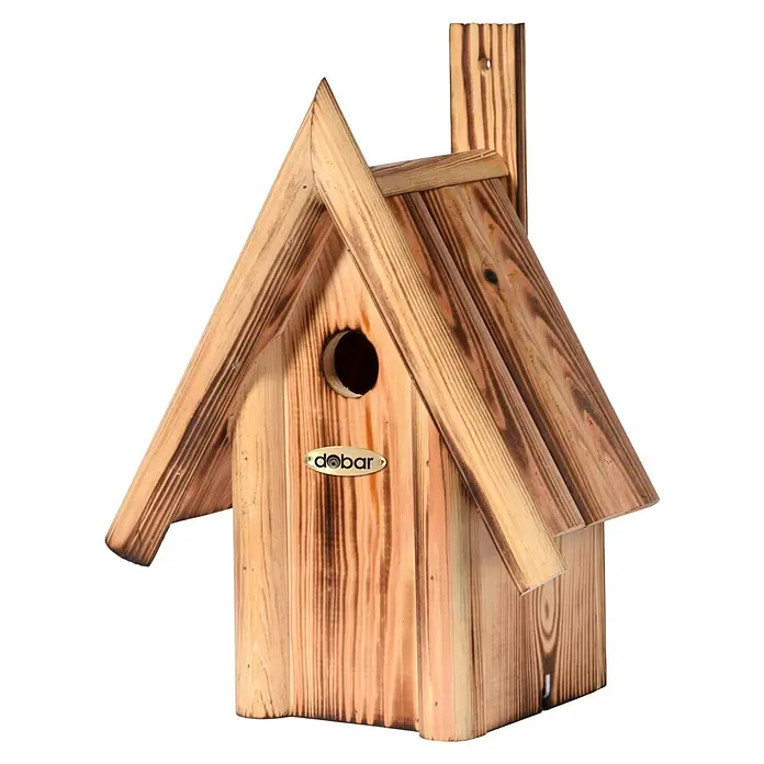 Dobar Nistkasten - L x B x H: 25,5 x 17,5 x 33 cm, Braun, Holz - Detailaufnahme eines rustikalen Holz-Vogelhauses von Dobar mit markanter Maserung und traditionellem Design.