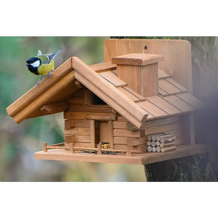 Dobar Vogelfutterhaus St. Moritz - L x B x H: 33 x 24,5 x 21 cm, Braun, Holz - Ein Meisenknödelhaus im Blockhausstil mit einem bunten Vogel auf dem Dach.
