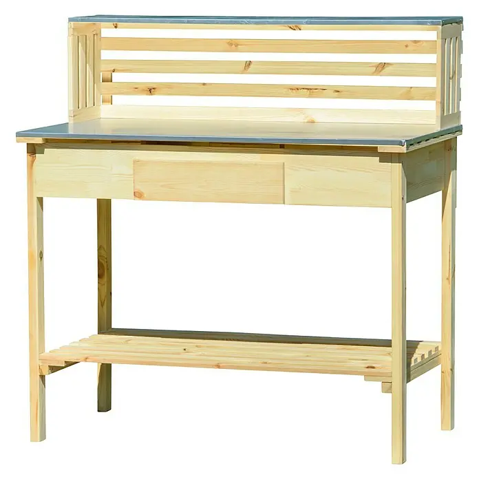 Dobar Pflanztisch Buche - L x B x H: 117 x 62 x 124 cm - Die Abbildung zeigt einen hellen, hölzernen Gartentisch mit einer Ablage und einer Arbeitsplatte aus Metall, ideal für Gartenarbeiten im Freien.
