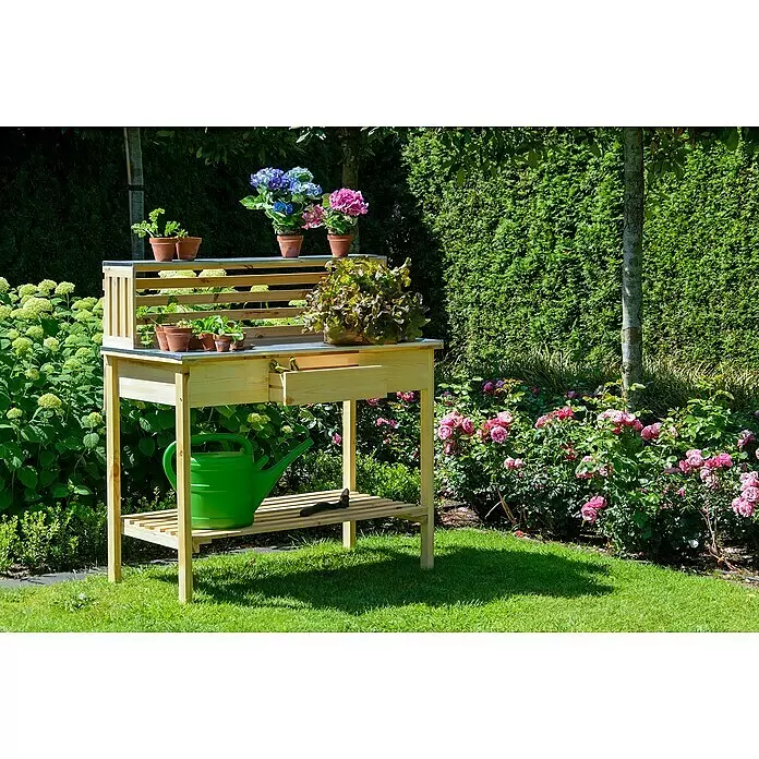 Dobar Pflanztisch Buche - L x B x H: 117 x 62 x 124 cm - Heller Pflanztisch aus Holz im Garten, bestückt mit Topfpflanzen, Gießkanne und Schaufel. Er verfügt über Ablagen und eine Schublade.