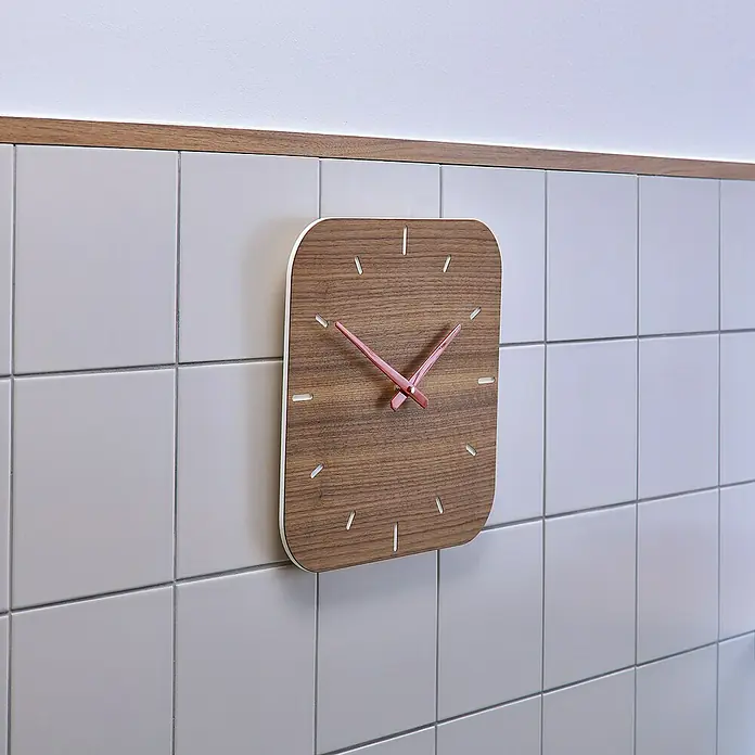 Tesa Klebenagel - Geeignet für: Fliesen, Belastbarkeit: 2 kg, 2 Stk., Weiß - Eine quadratische Holzwanduhr mit rosa Zeigern hängt an einer weiß gefliesten Wand und ist ein Blickfang im Raum.