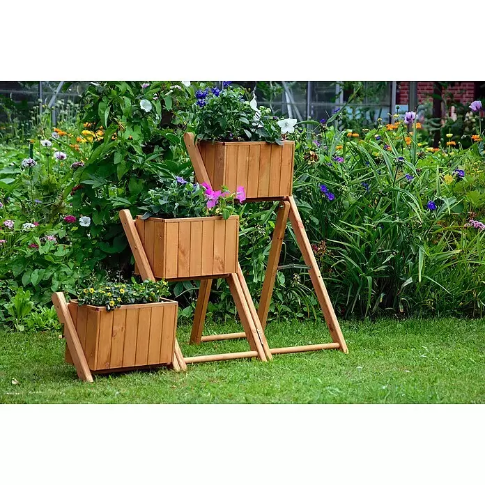 Dobar Pflanzkasten - L x B x H: 41 x 55 x 85 cm, Kunststoff, Braun - Gestuftes Blumenkasten-Gestell aus Holz mit bunten Pflanzen im Garten.