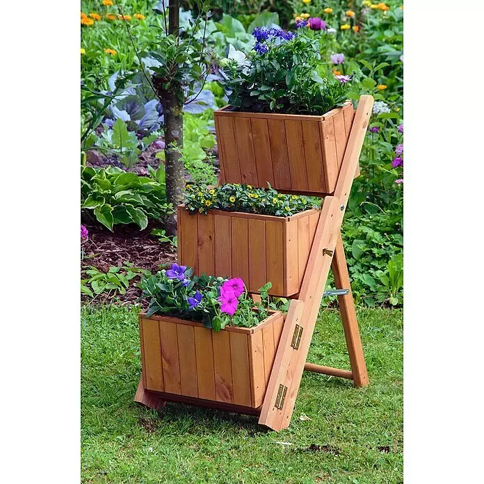 Dobar Pflanzkasten - L x B x H: 41 x 55 x 85 cm, Kunststoff, Braun - Dreistöckiger Blumenkasten aus Holz mit bunten Blumen, in einem Garten stehend.