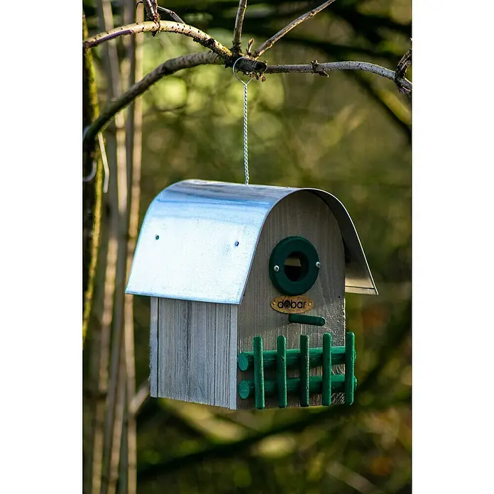 Dobar Nistkasten Rundhaus - 14 x 20 x 22 cm, Holz, Grün/Silber - Nahaufnahme eines hölzernen Vogelhauses mit Metaldach, das an einem Baum hängt und mit "debar" beschriftet ist.