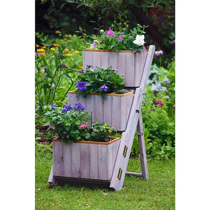 Dobar Pflanzkasten - L x B x H: 41 x 55 x 85 cm, Kunststoff, Grau - Dreistufiger Blumenständer aus Holz mit bunten Blumen in einem Garten. Eine tolle Gartendekoration.