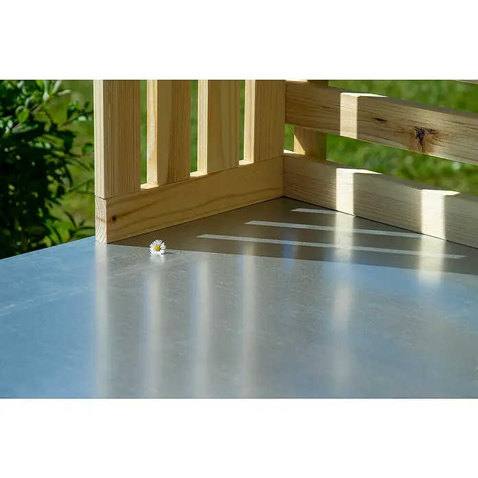 Dobar Pflanztisch Buche - L x B x H: 117 x 62 x 124 cm - Nahaufnahme eines Holzzauns auf einer glänzenden Oberfläche mit einer einzelnen Gänseblümchenblume, die einen friedlichen und natürlichen Charme ausstrahlt.