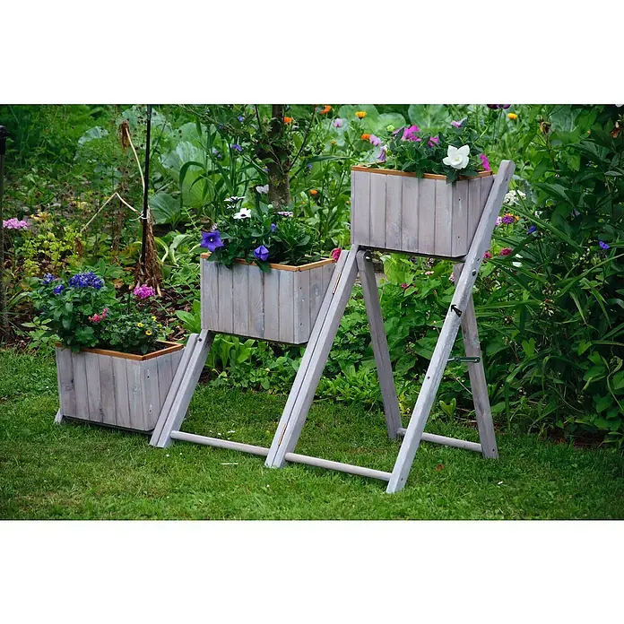Dobar Pflanzkasten - L x B x H: 41 x 55 x 85 cm, Kunststoff, Grau - Dreistufige Holzpflanzgefäße mit bunten Blumen auf einem grünen Rasen, die eine charmante Gartengestaltung präsentieren.