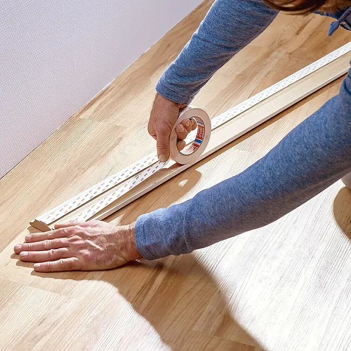 Tesa Montageband - Geeignet für: Tapeten, Belastbarkeit pro m: 10 kg, 1,5 m x 19 mm - Verwendung von Tesa-Doppelklebeband zur Befestigung einer Fußleiste auf einem Holzboden. Einfache Montage ohne Bohren.