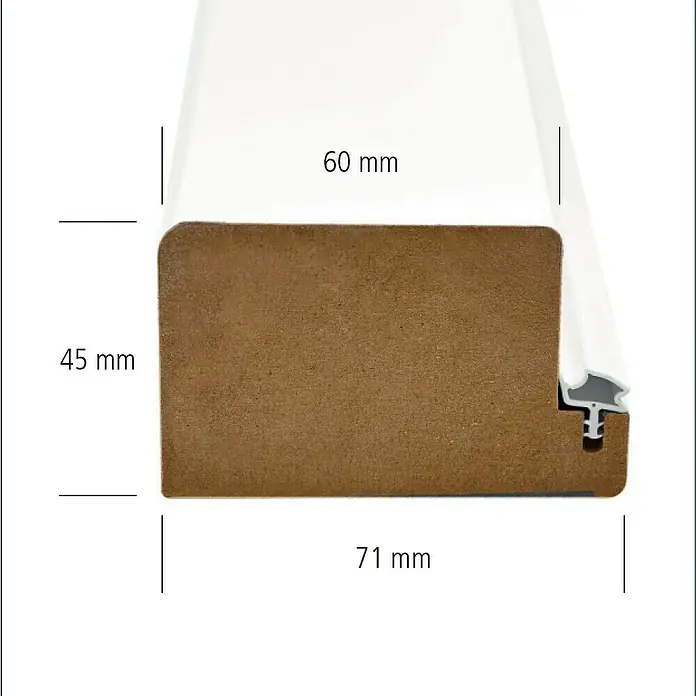 Kilsgaard Blockzarge - 985 x 1.985 mm, DIN Anschlag: Links/Rechts, Weiß lackiert, ähnlich RAL 9010 - Nahaufnahme eines weißen Türrahmens mit braunem Holzkern und Größenangaben in Millimetern.