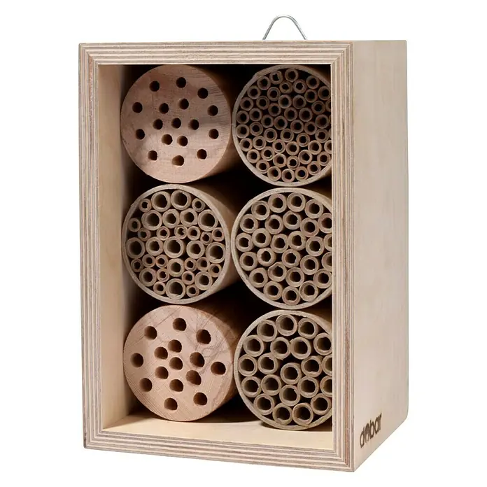 Dobar Insektenhotel - L x B x H: 15 x 12,5 x 22 cm, Braun - Ein Insektenhotel aus Holz mit vielen kleinen Löchern, das Insekten einen Unterschlupf bietet und zur Förderung der Artenvielfalt beiträgt.