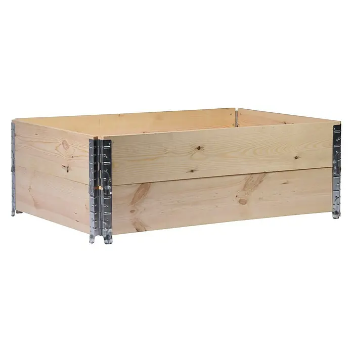 Dobar Hochbeetumrandung Palettenrahmen - L x B x H: 120 x 80 x 20 cm, Holz, Natur - Auf dem Foto ist ein helles, unbehandeltes Hochbeet aus Holz mit metallenen Eckverbindungen vor schwarzem Hintergrund zu sehen.