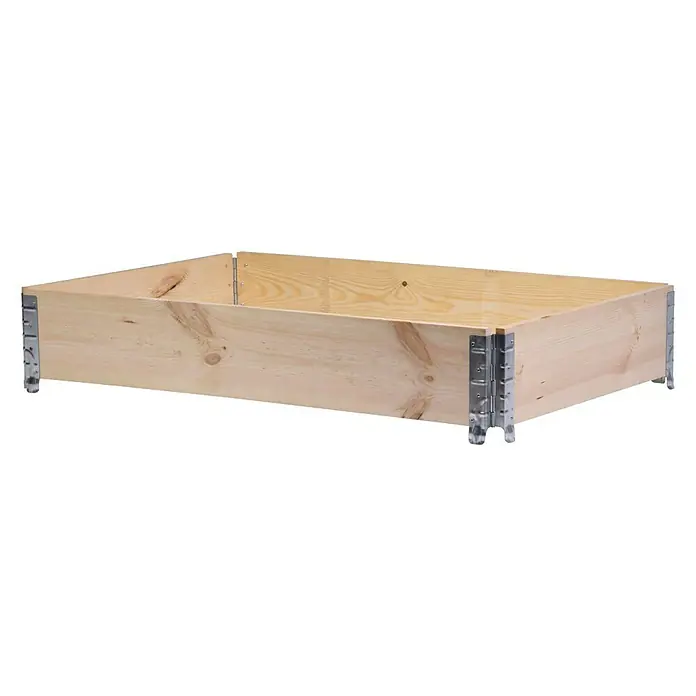 Dobar Hochbeetumrandung Palettenrahmen - L x B x H: 120 x 80 x 20 cm, Holz, Natur - Das Foto zeigt eine niedrige, unbehandelte Holzschublade, die mit silbernen Metallwinkeln an den Ecken verstärkt ist und einen minimalistischen Look bietet.