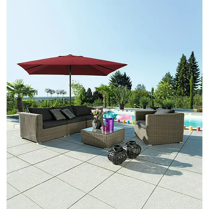 Sunfun Marktschirm Livorno - Anthrazit, Bespannungsmaß (L x B): 200 x 250 cm - Einladende Gartensitzgruppe mit großem Sonnenschirm und stilvollen Laternen für entspannte Stunden im Freien am Pool.