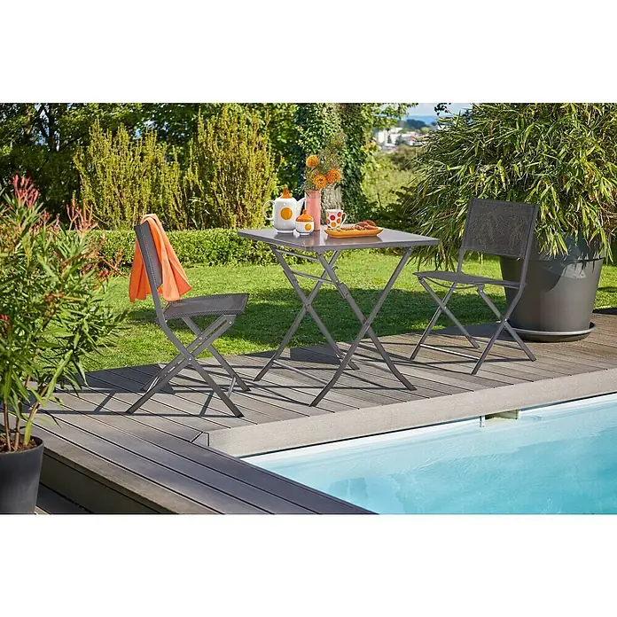 Sunfun Maja Gartenstuhl - Stahl/Textilen, Klappbar, Grau, B x T x H: 52 x 46 x 81 cm - Gartenszene mit einem grauen quadratischen Tisch und zwei Stühlen auf einer Terrasse neben einem Pool mit Speisen und Getränken auf dem Tisch.
