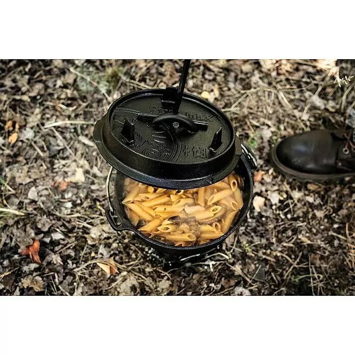 Petromax Dutch Oven - Ø x H: 25,2 x 16 cm, Gusseisen, 1,6 l, Mit Füßen - Schwarzer Gusseisen-Dutch-Oven mit offenem Deckel, kocht Nudeln im Freien.