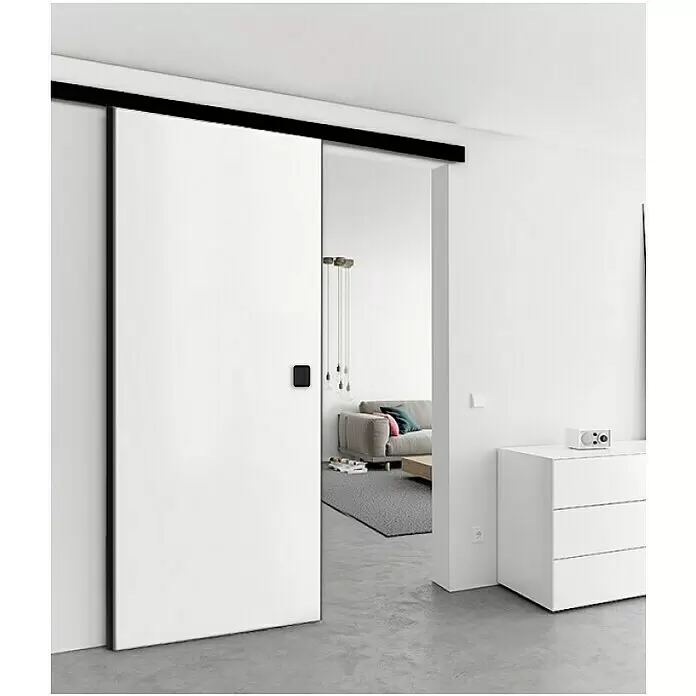 Diamond Doors Black Edition Holzschiebetür Edge - 935 x 2.058 mm, Verkehrsweiß matt, Schwarz, Material Mittellage: Wabe - Stimmungsaufnahme