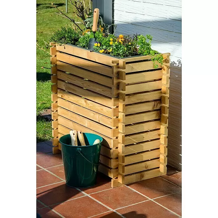 Dobar Hochbeet Stecksystem Larix - L x B x H: 79 x 39 x 79 cm, Holz, Natur - Hölzernes Hochbeet mit Pflanzen und Gartenschaufel, daneben ein grüner Eimer mit Werkzeugen auf einer Terrasse.