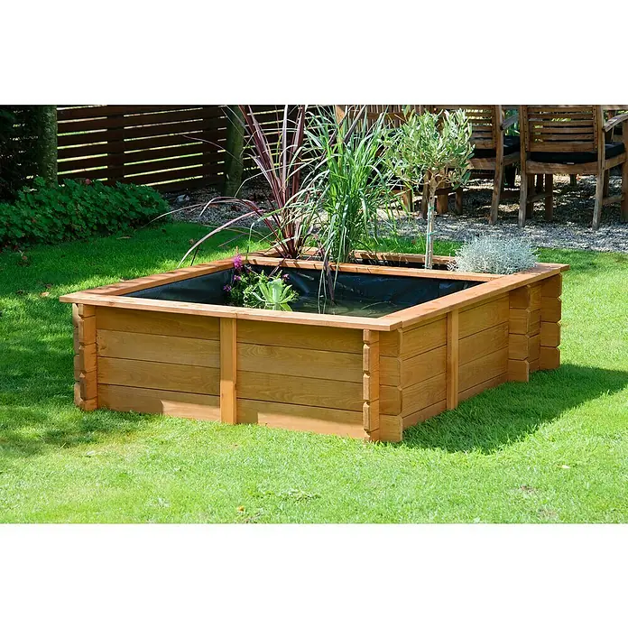 Dobar Hochteich Maxime - L x B x H: 150 x 120 x 40 cm, Braun, 330 l, Holz - Ein quadratischer, erhöhter Teich aus Holz mit Pflanzen und Wasser auf einem Rasen.
