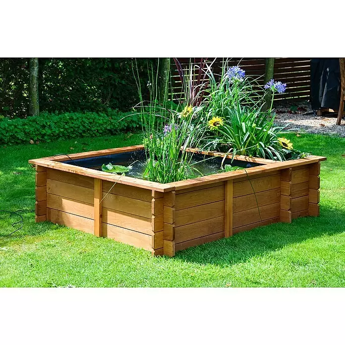 Dobar Hochteich Maxime - L x B x H: 150 x 120 x 40 cm, Braun, 330 l, Holz - Hölzerner Hochteich auf Rasen mit Wasserpflanzen, Seerosen und kleinem Springbrunnen.