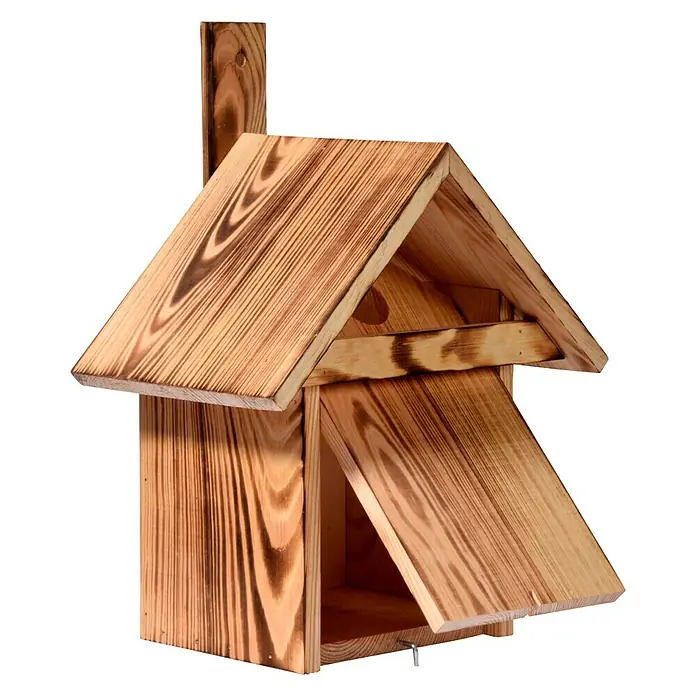 Dobar Nistkasten - L x B x H: 23,5 x 17,5 x 33 cm, Braun, Holz - Ein rustikales Vogelhaus aus Holz mit einem geneigten Dach und einer offenen Vorderseite auf einem schwarzen Hintergrund.