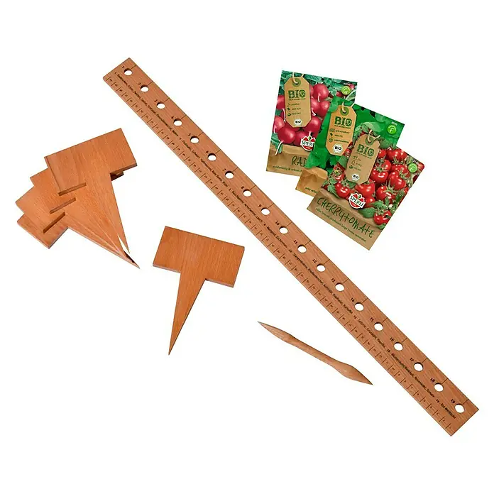 Dobar Starter-Set Anzucht - 1x Pflanzlineal, 1x Pikierstab, 5x Pflanzschild, 3x Samenmischung (Tomaten, Kopfsalat, Radieschen), Beiblatt - Samenpackungen und Gartenzubehör: Eine Nahaufnahme mit Radieschen- und Cherrytomatensamen neben Holzwerkzeugen und einem Messstab.