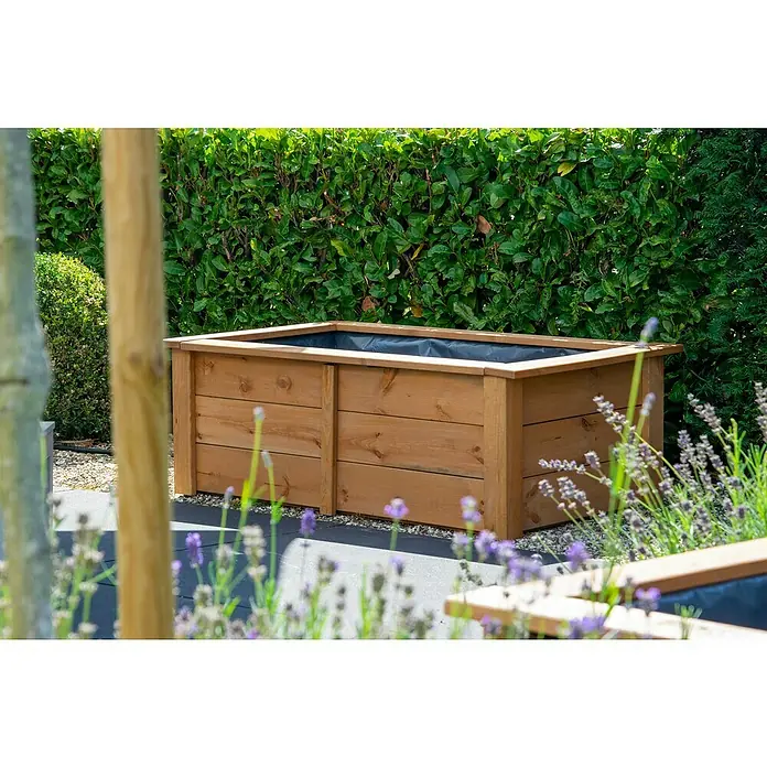 Dobar Hochteich Kubus - L x B x H: 120 x 72 x 42 cm, Braun, 200 l, Holz - Nahaufnahme eines rechteckigen, erhöhten, hölzernen Gartenbeets vor üppigem Grün. Das Beet ist mit schwarzem Stoff ausgekleidet und lädt zum Bepflanzen ein.