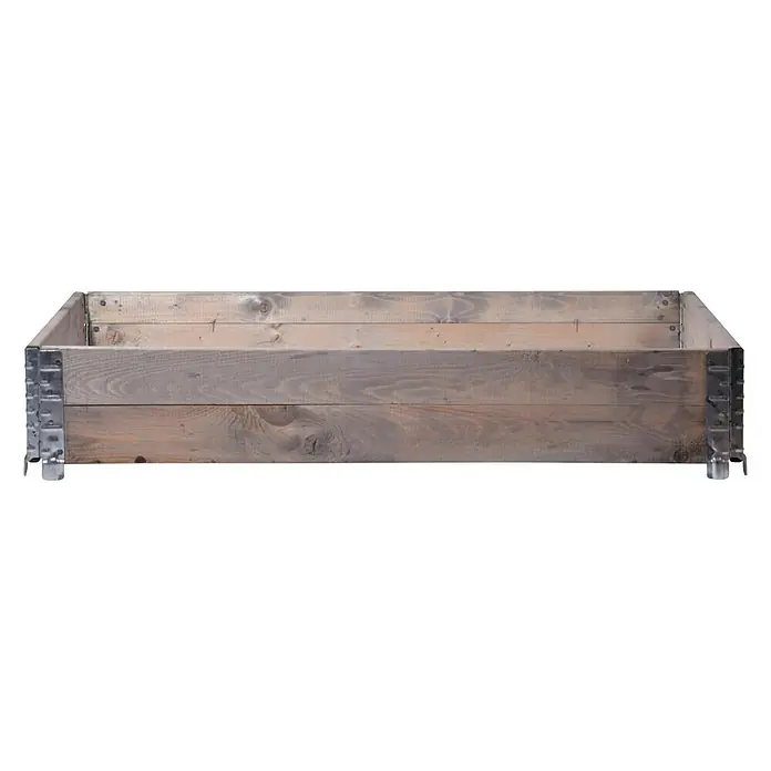 Dobar Hochbeetumrandung Palettenrahmen - L x B x H: 120 x 80 x 20 cm, Holz, Grau - Aufnahme eines rustikalen, erhöhten Holzgartenbeets mit robusten Metallakzenten, ideal für Gartenarbeit und Landschaftsbau im Freien.