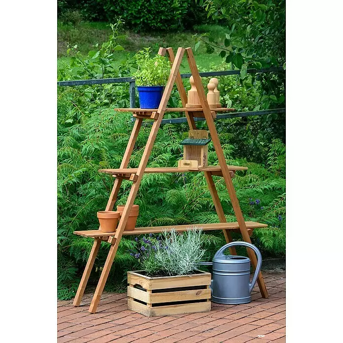Dobar Dekoleiter - L x B x H: 120 x 28 x 150 cm - Mehrstufiger Pflanzenständer aus Naturholz mit Pflanzen, Terrakottatöpfen und einem Vogelhäuschen, auf einem Ziegelsteinpflaster mit Gießkanne und Pflanzenkiste.