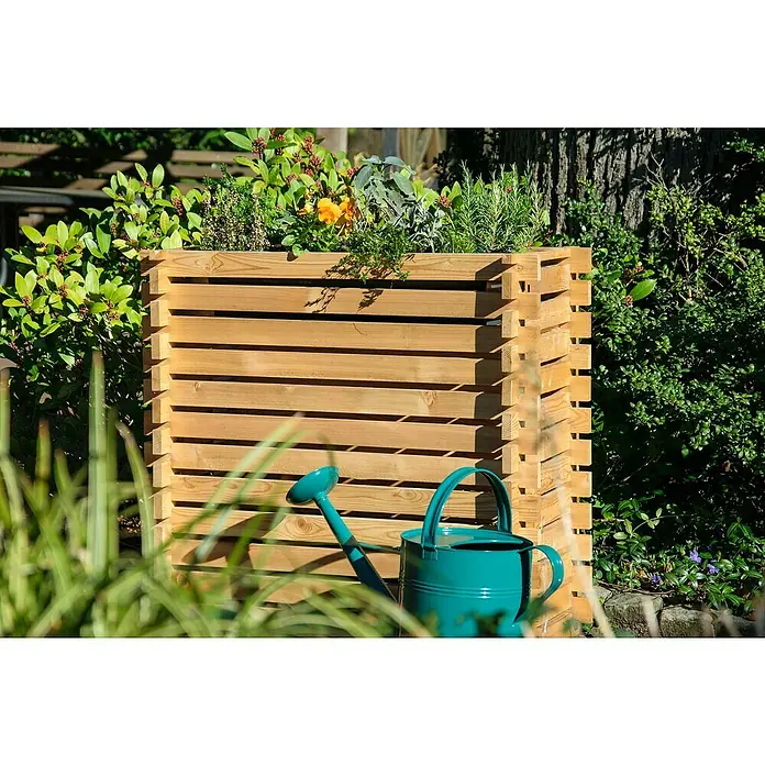 Dobar Hochbeet Stecksystem Larix - L x B x H: 79 x 39 x 79 cm, Holz, Natur - Ein Hochbeet aus Holz mit einer türkisfarbenen Gießkanne davor, umgeben von üppigem Grün. Ideal für Kräuter und Blumen im Garten.