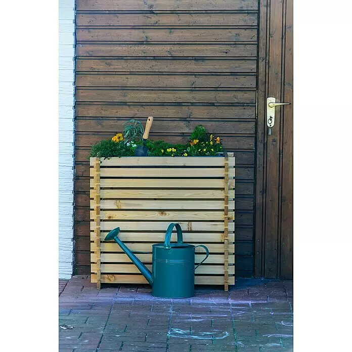 Dobar Hochbeet Stecksystem Larix - L x B x H: 79 x 39 x 79 cm, Holz, Natur - Eine tealfarbene Gießkanne steht vor einem Lattenholz-Pflanzkasten mit Pflanzen und einer Schaufel.