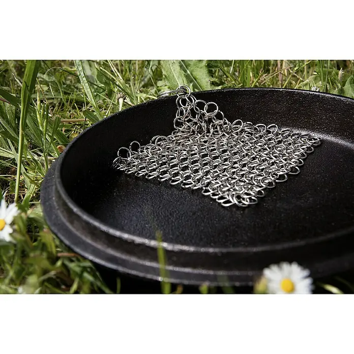 Petromax Grillreiniger Ringreiniger - 12,5 x 12,5 cm, Edelstahl - Dieses Bild zeigt einen Topf mit einem Kettenreiniger für gusseiserne Pfannen, der eine effektive Reinigungslösung bietet, ohne die Patina zu beschädigen.