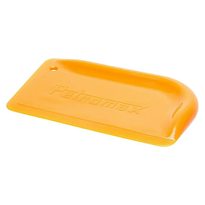 Petromax Schaber - L x B: 13 x 8 cm, Polypropylen - Nahaufnahme eines orangefarbenen Petromax Teigschabers mit abgerundeter Ecke, ideal zum Reinigen von Dutch Ovens und mehr.
