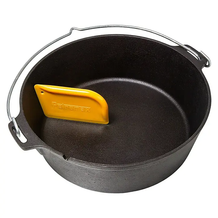 Petromax Schaber - L x B: 13 x 8 cm, Polypropylen - Ein Petromax Feuertopf mit einem gelben Petromax Schaber darin, ideal für Outdoor-Kochabenteuer.