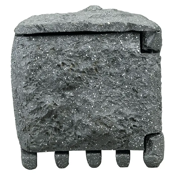 Voltomat Baustromverteiler Power Rock - Anzahl Steckdosen Schuko: 4 Stk., IP44 - Detailaufnahme eines grauen Briefkastens mit weiß gesprenkelter Oberfläche und rustikaler Steinoptik, der sich gut in natürliche Umgebungen einfügt.