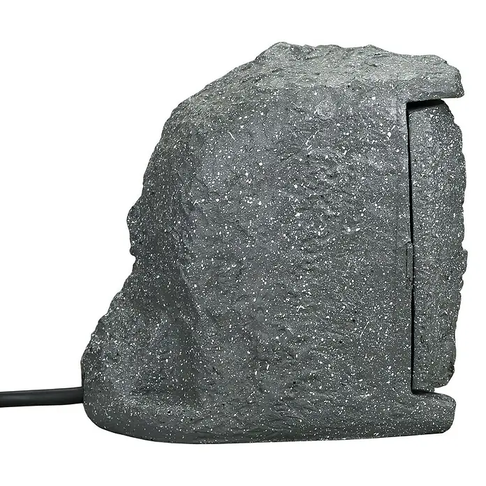 Voltomat Baustromverteiler Power Rock - Anzahl Steckdosen Schuko: 4 Stk., IP44 - Nahaufnahme eines grauen Garten-Lautsprechers in Felsoptik mit Kabel, der sich perfekt in die Außenumgebung einfügt.