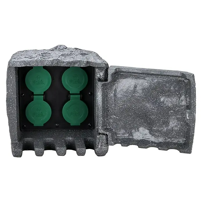 Voltomat Baustromverteiler Power Rock - Anzahl Steckdosen Schuko: 4 Stk., IP44 - Hier ist eine detailreiche Aufnahme eines wetterfesten Outdoor-Stromverteilerkastens in Felsoptik mit grünen Steckdosenabdeckungen.