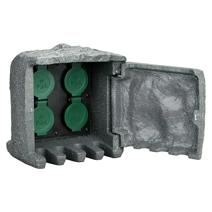 Voltomat Baustromverteiler Power Rock - Anzahl Steckdosen Schuko: 4 Stk., IP44 - Eine Felsenstein-Außensteckdose mit vier grünen Schuko-Steckdosen.