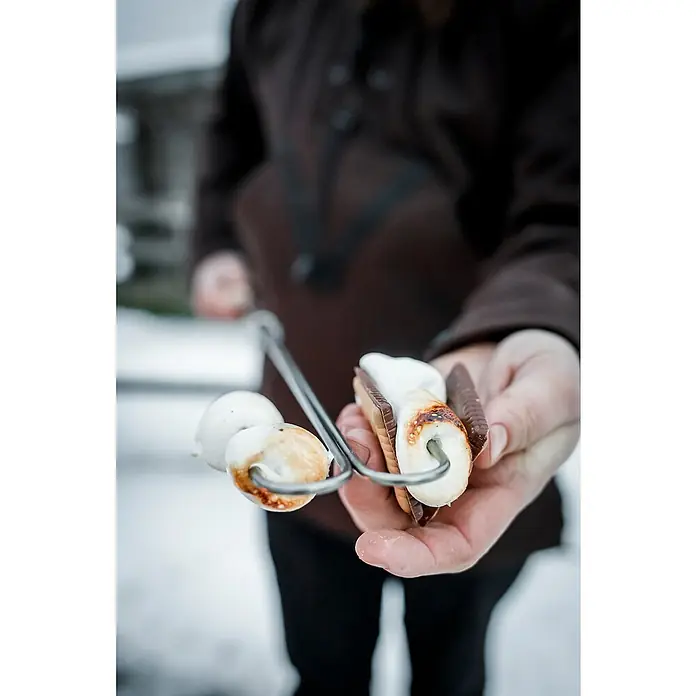 Petromax Grillspieß - Länge: 91 cm, Edelstahl/Buchenholz, Form: Gebogen, 2 Stk. - Nahaufnahme von Marshmallows und Schokolade auf einem Spieß, die darauf warten, gegessen zu werden.