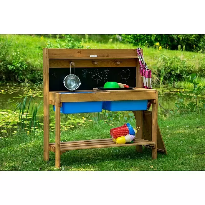 Dobar Matschküche - 89 x 34 x 88 cm, Holz, Braun, Blau - Holzküche mit blauen Spielwannen und Kreidetafel, Zubehör, in einem Garten an einem Teich.