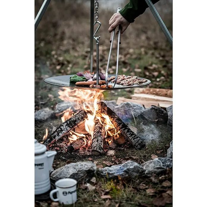 Petromax Grillzange - Länge: 54 cm - Lagerfeuerkochgeschirr mit Grillplatte und Zange über offenem Feuer. Perfekt für das Kochen im Freien und Campingabenteuer.