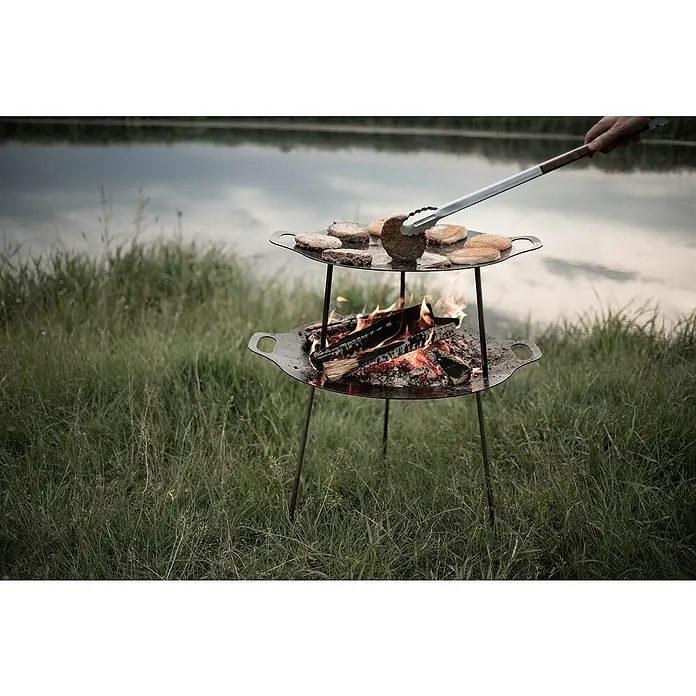 Petromax Grillzange - Länge: 54 cm - Zweistufiger Grill im Freien mit Burgern und Brötchen über einem Holzfeuer, das perfekte Kochgerät für ein Picknick.