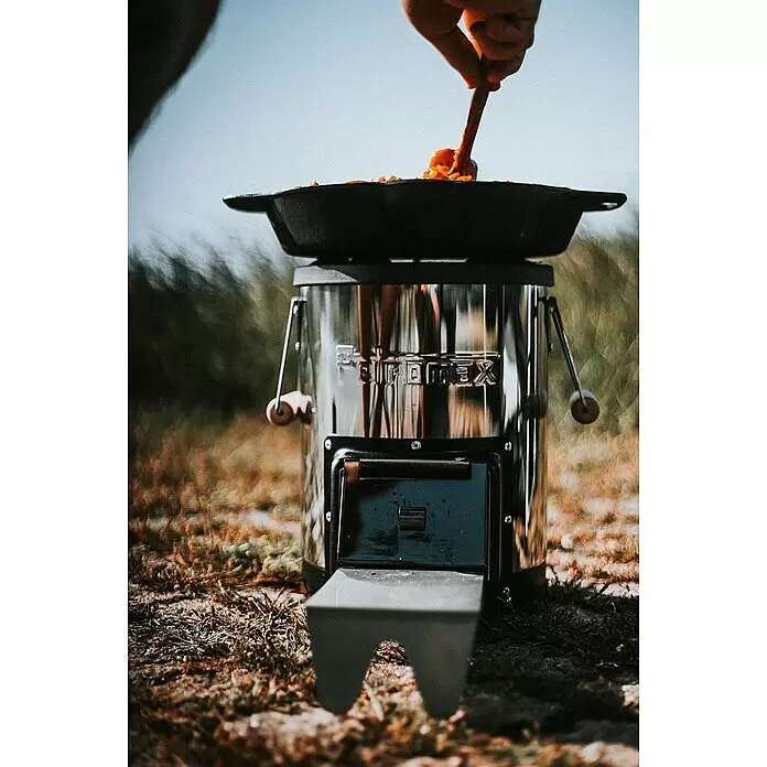 Petromax Holzkohlegrill Raketenofen - Grillfläche (B x T): 27,5 x 47,5 cm, Silber - Stimmungsaufnahme