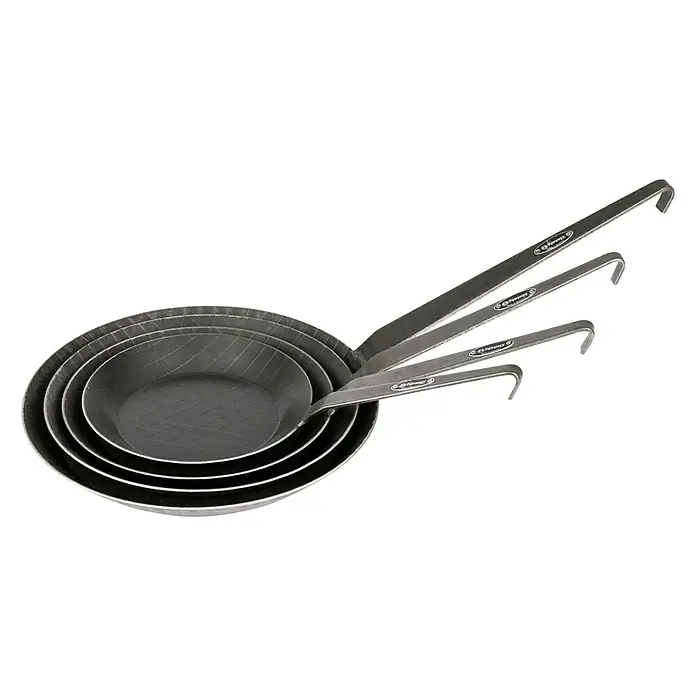 Petromax Grillpfanne - Durchmesser: 17,8 cm - 24 cm, Höhe: 12,6 cm, Eisen - Dieses Bild zeigt ein Set aus vier schwarzen Eisenpfannen der Marke de Buyer, die ineinander gestapelt sind und sich durch ihre langen Griffe auszeichnen.