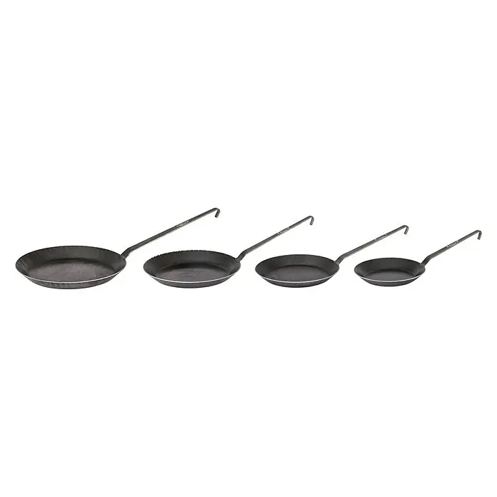 Petromax Grillpfanne - Durchmesser: 17,8 cm - 24 cm, Höhe: 12,6 cm, Eisen - Vier Bratpfannen aus Eisen in verschiedenen Größen, mit langen Griffen, aufgereiht vor einem schwarzen Hintergrund.