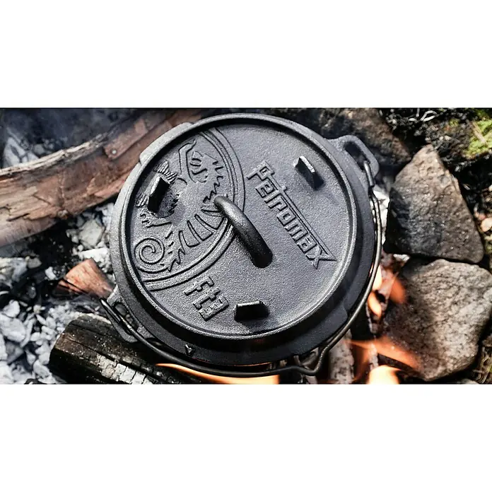 Petromax Dutch Oven - Ø x H: 25,2 x 12 cm, Gusseisen, 1,6 l, Planer Boden - Ein Petromax Feuertopf über offenem Feuer, ideal zum Kochen im Freien. Robustes Kochgeschirr für Abenteuer in der Natur.
