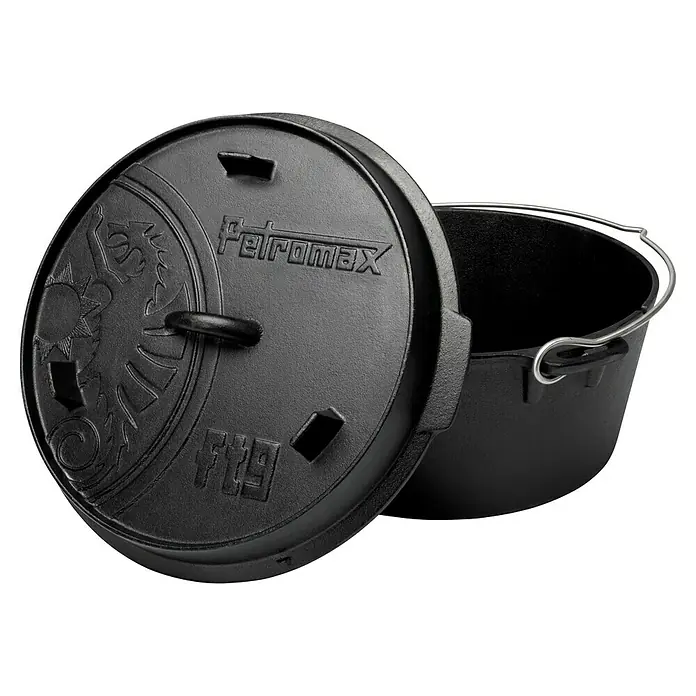 Petromax Dutch Oven - Ø x H: 36,4 x 19,2 cm, Gusseisen, 7,5 l, Planer Boden - Petromax Feuertopf: Ein robuster, gusseiserner Topf mit Deckel und Tragegriff, ideal zum Kochen im Freien. Perfekt für Camping und Outdoor-Abenteuer.