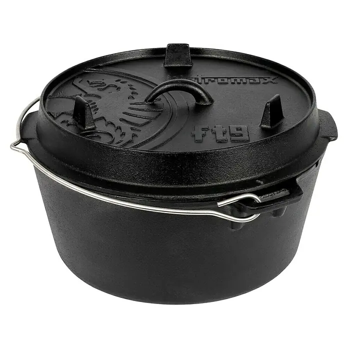 Petromax Dutch Oven - Ø x H: 36,4 x 19,2 cm, Gusseisen, 7,5 l, Planer Boden - Hier ist ein Dutch Oven FT9 von Petromax. Ideal zum Kochen im Freien, mit einem robusten Deckel und praktischem Tragegriff für den Outdoor-Einsatz.