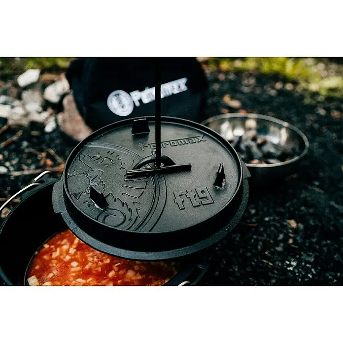 Petromax Dutch Oven - Ø x H: 36,4 x 19,2 cm, Gusseisen, 7,5 l, Planer Boden - Petromax Dutch Oven ft9 im Einsatz, ideal für Outdoor-Kochabenteuer. Robust, vielseitig und perfekt zum Schmoren und Backen im Freien.