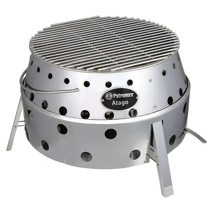 Petromax Holzkohlegrill Atago - Grillfläche (B x T): 45,1 x 44,5 cm, Durchmesser Grillfläche: 34 cm, Silber - Bild eines Petromax Atago Kochers, einer vielseitigen Grill-, Koch- und Feuerstelle für den Außenbereich, ideal für Camping und Garten.